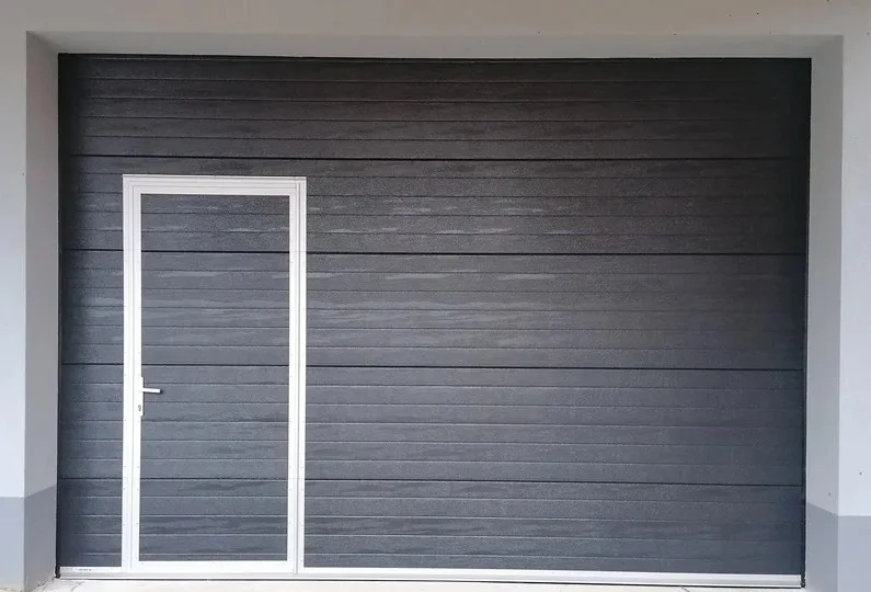 dvižna garažna vrata z osebnim prehodom
